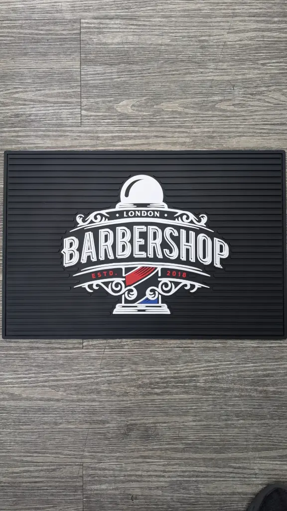 ALFOMBRA TAPETE BARBERSHOP NEGRO